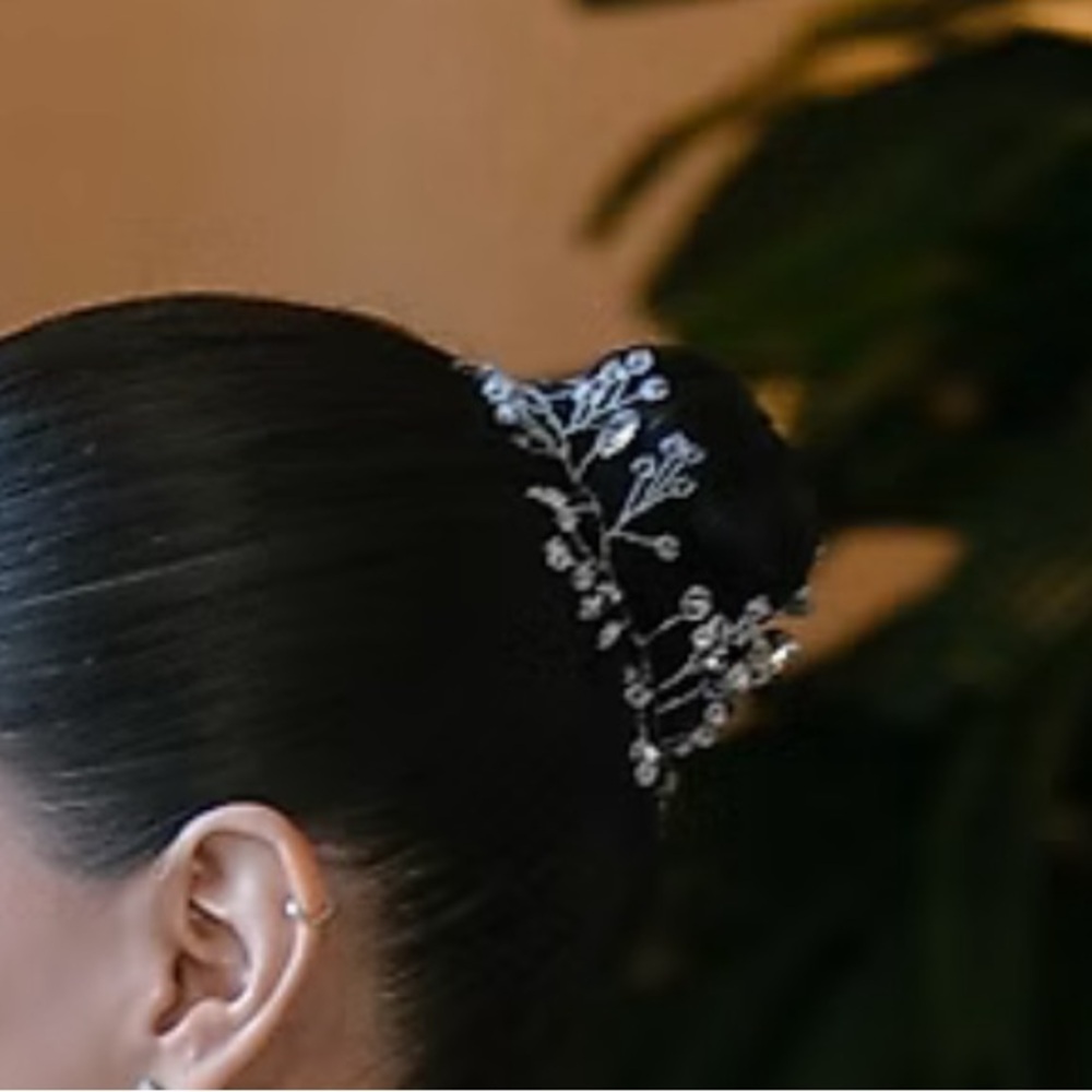 Elegant Hair Accessory with Silver Accents